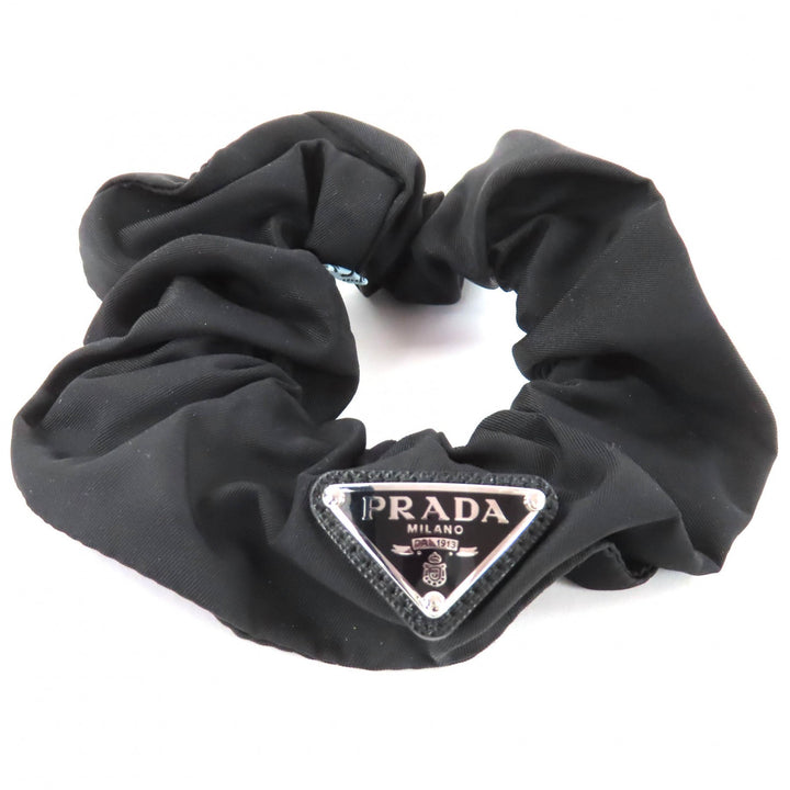 美品◇PRADA プラダ 1IF015 トライアングルロゴプレート付き Re-Nylon シュシュ ヘアゴム ヘアアクセサリー ブラック レディース