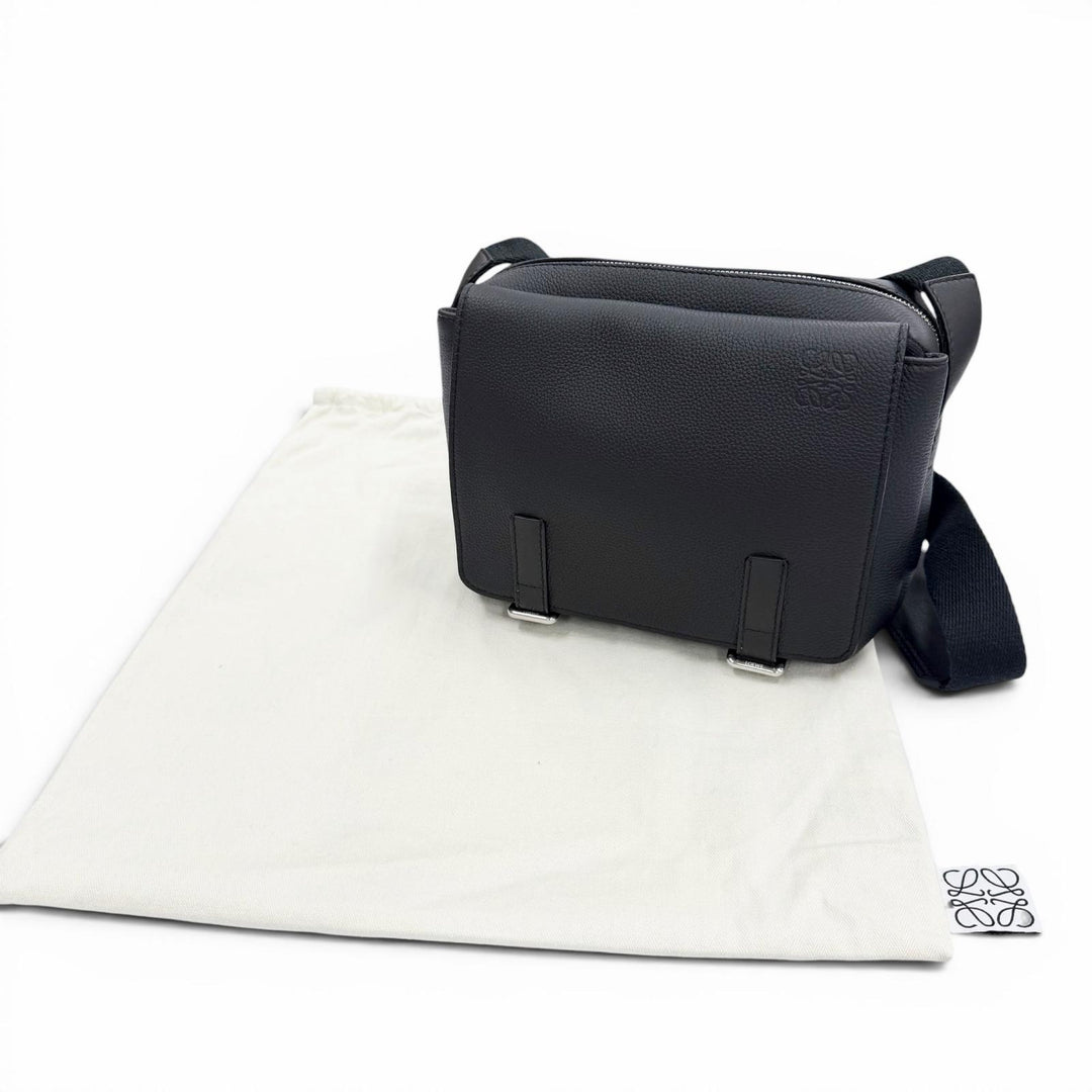 極美品▼LOEWE ロエベ B553A72X22 レザー アナグラムロゴ ミリタリーメッセンジャー ショルダーバッグ ブラック XS メンズ 定価276100円