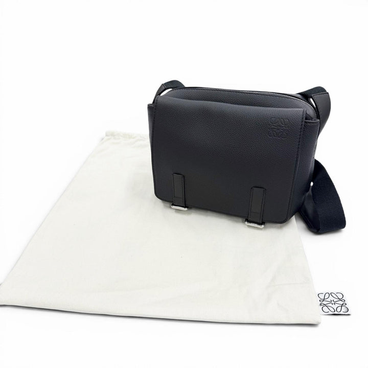 極美品▼LOEWE ロエベ B553A72X22 レザー アナグラムロゴ ミリタリーメッセンジャー ショルダーバッグ ブラック XS メンズ 定価276100円