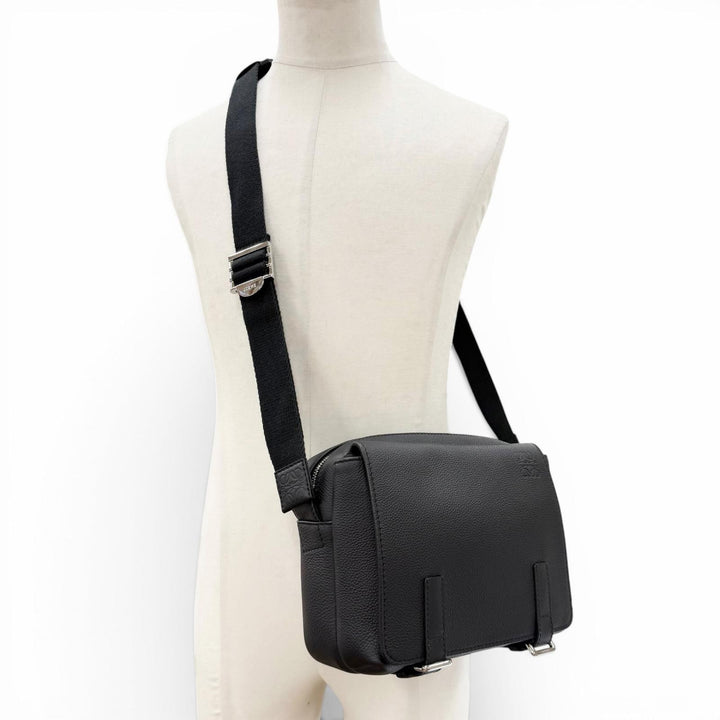 極美品▼LOEWE ロエベ B553A72X22 レザー アナグラムロゴ ミリタリーメッセンジャー ショルダーバッグ ブラック XS メンズ 定価276100円