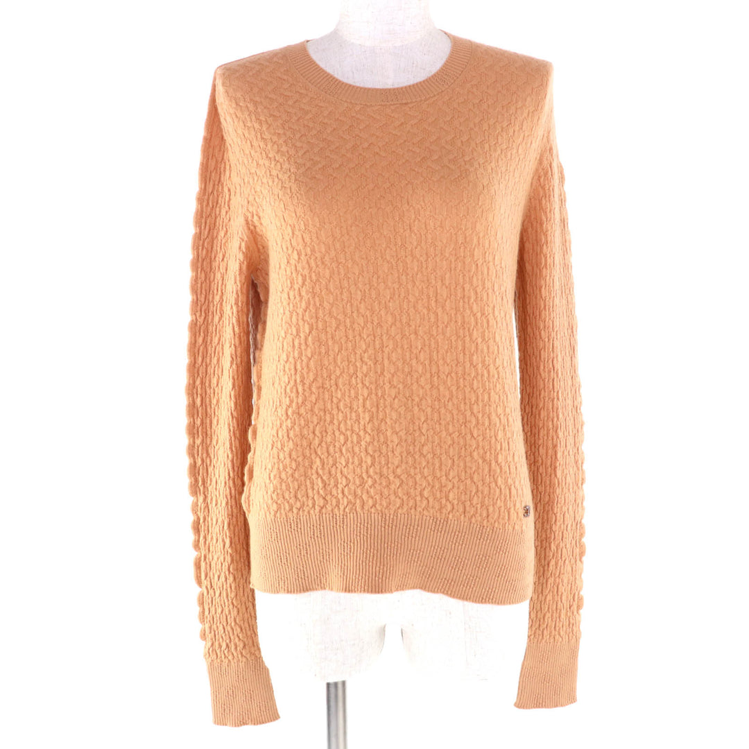 極美品★CHANEL シャネル 23A P75335 ココマークプレート付 クルーネック 長袖 カシミヤ ニット オレンジ系 36 伊製 正規品 レディース