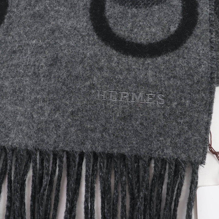 未使用品☆HERMES エルメス エニー・モール カシミヤ100％ ロゴ・フリンジ付 バイカラー マフラー グレー ブラック イギリス製 メンズ