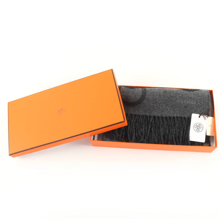 未使用品☆HERMES エルメス エニー・モール カシミヤ100％ ロゴ・フリンジ付 バイカラー マフラー グレー ブラック イギリス製 メンズ
