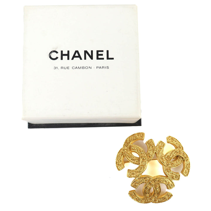 極美品△CHANEL シャネル ヴィンテージ 1994年製 94A トリプルココマーク ブローチ 大振りサイズ ゴールド 箱付き フランス製 レディース