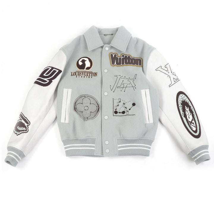 極美品□LOUIS VUITTON ルイヴィトン 23AW ワッペン付き 袖レザー スタジャン ブルーグレー ホワイト 46 イタリア製 正規品 メンズ