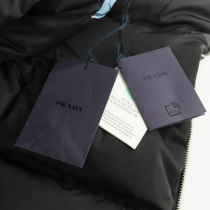 未使用品★PRADA プラダ 292077 Re Nylon トライアングルロゴ ベルト付 ダウンコート ブラック 42 ハンガー付き 伊製 正規品 レディース