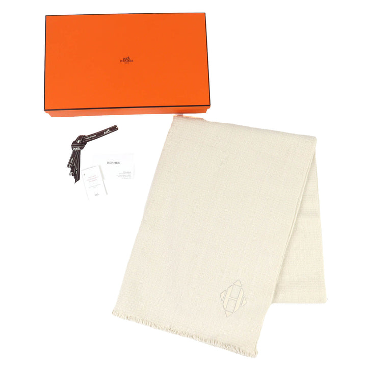 未使用品△HERMES エルメス H693187S カシミヤ100％ エクリュ Hロゴ レザーパッチ ミニフリンジ 大判 マフラー ストーン ショール 箱付き