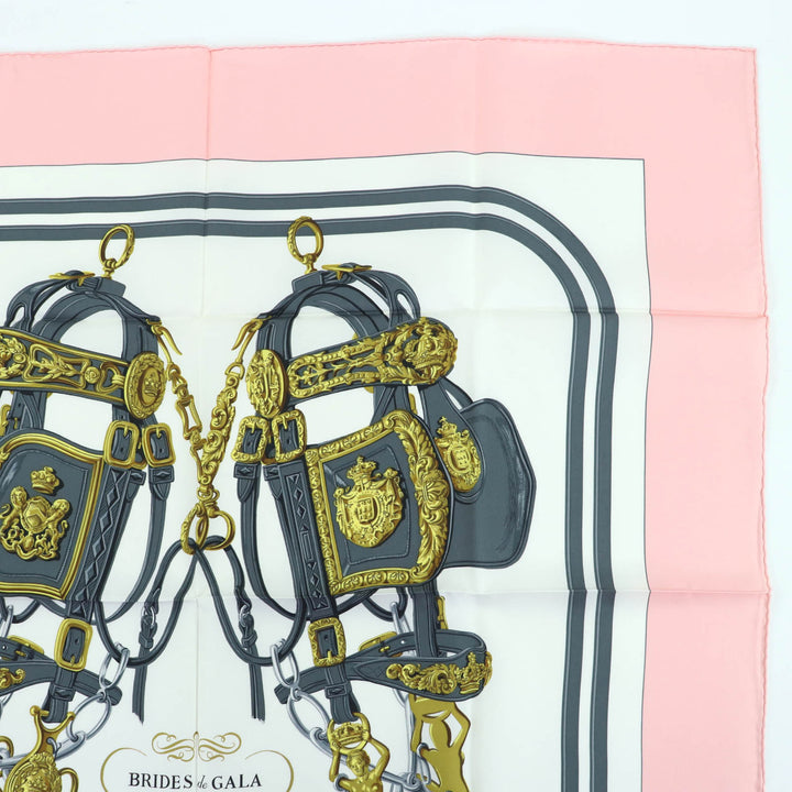 美品☆HERMES エルメス カレ90 BRIDES de GALA 式典用馬勒 シルク100％ 大判 スカーフ ピンク系 箱付き フランス製 レディース