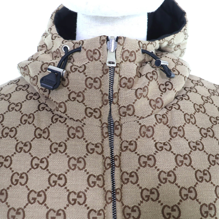 未使用品★GUCCI グッチ 2024年製 789823 リバーシブル ロゴパッチ付 GGキャンバス 中綿 ジャケット 黒 ベージュ 44 ハンガー付 正規品