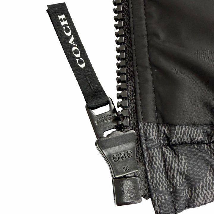 美品△COACH コーチ CU798 シグネチャー柄 スタンドカラー ジップアップ ダウンジャケット ブラック ネイビー系 M 正規品 メンズ
