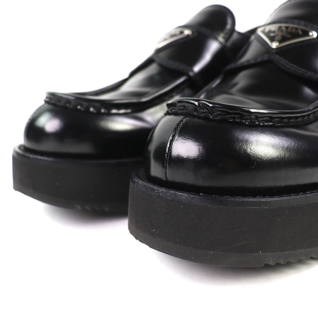 美品△PRADA プラダ 2DG147 トライアングルロゴ 三角プレート ブラッシュドレザー ローファー 厚底 ブラック 6.5 イタリア製 メンズ