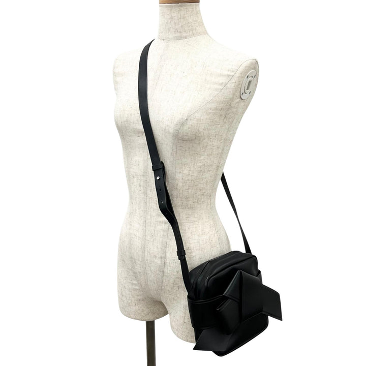 美品▲ACNE STUDIOS アクネストゥディオズ Musubi Camera Bag レザー ショルダーバッグ ブラック イタリア製 レディース