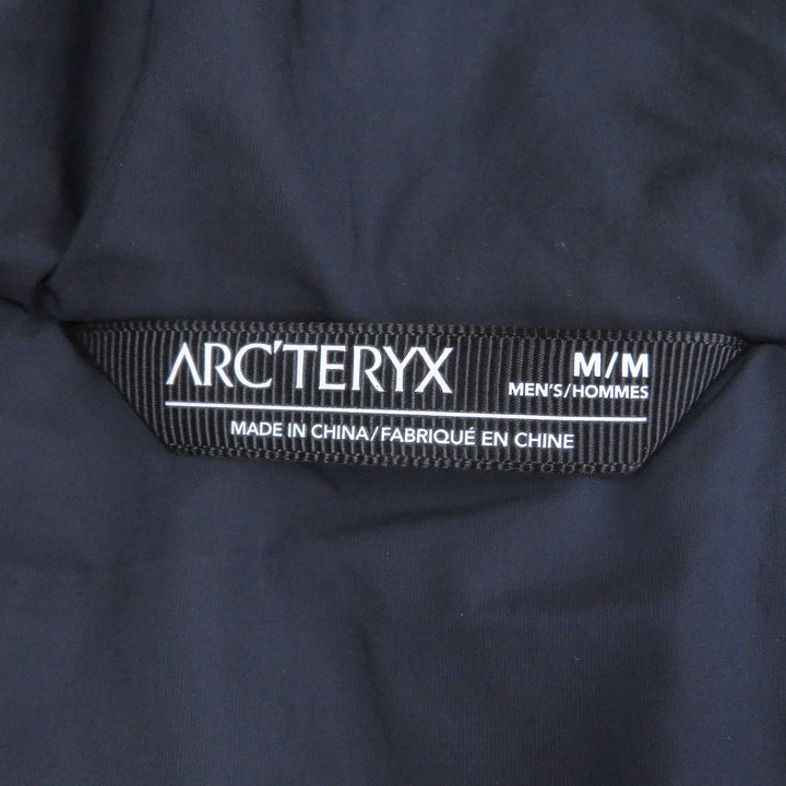 美品□ARCTERYX アークテリクス 24AW X000008885 Beta Insulated Jacket GORE-TEX ロゴ刺繍 中綿ジャケット ネイビー M 正規品 メンズ