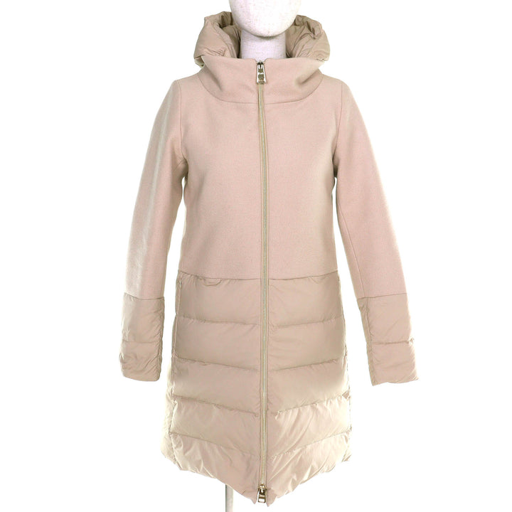 美品△Herno ヘルノ 2021年製 PI0848D DIAGONAL WOOL AND NUAGE PARKA ウール切替 フード付 ダウンコート ピンクベージュ 38 伊製 正規品