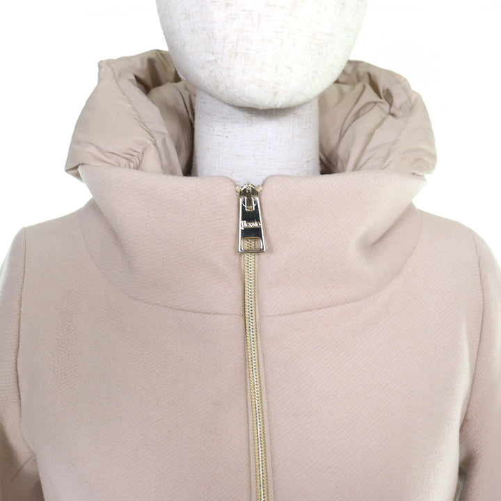 美品△Herno ヘルノ 2021年製 PI0848D DIAGONAL WOOL AND NUAGE PARKA ウール切替 フード付 ダウンコート ピンクベージュ 38 伊製 正規品