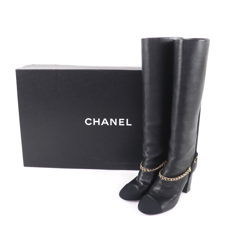 美品★CHANEL シャネル 23A G45096 ココマーク チェーン装飾 チャンキーヒール レザー ロングブーツ ブラック ゴールド金具 35 伊製