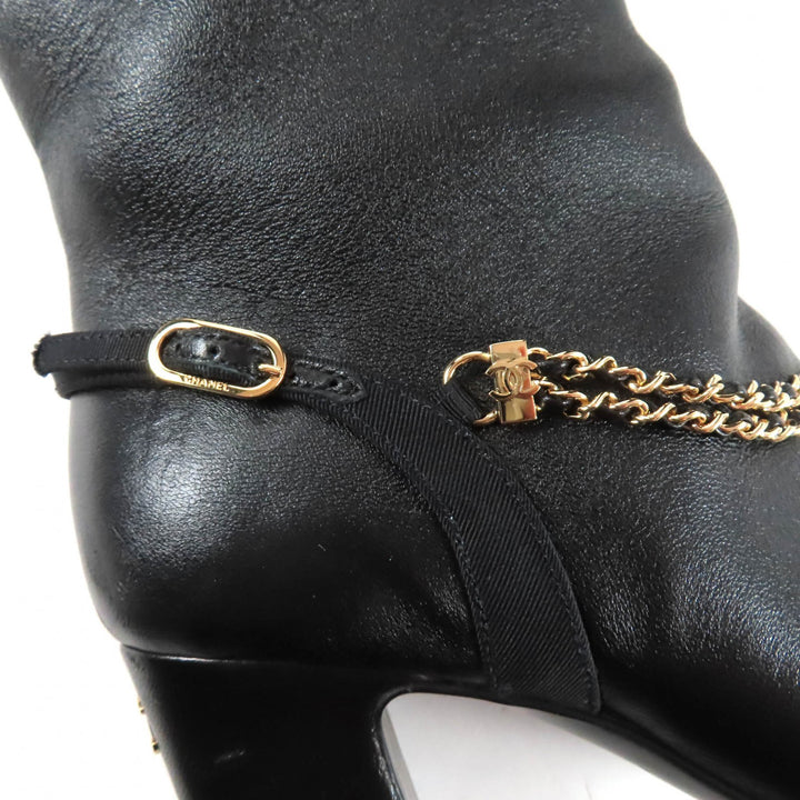 美品★CHANEL シャネル 23A G45096 ココマーク チェーン装飾 チャンキーヒール レザー ロングブーツ ブラック ゴールド金具 35 伊製