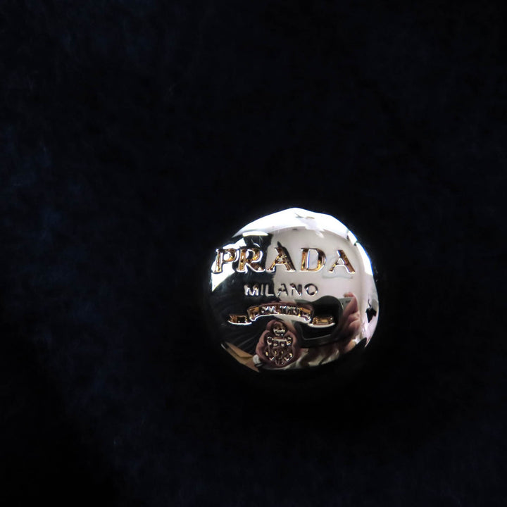 極美品★PRADA プラダ 2024年製 P608SP カシミヤ100％ シープファー付 ロゴボタン 半袖 コート ブラック 36 伊製 正規品 レディース