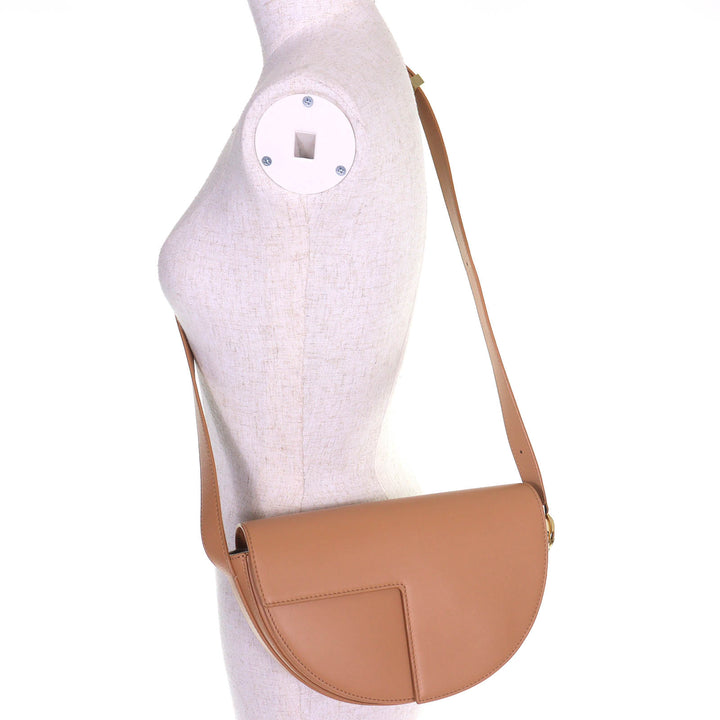 極美品△PATOU パトゥ BA0015004105C Le Patou レザーバッグ 半月型 ショルダーバッグ サンド ベージュ 保存袋付き レディース オススメ
