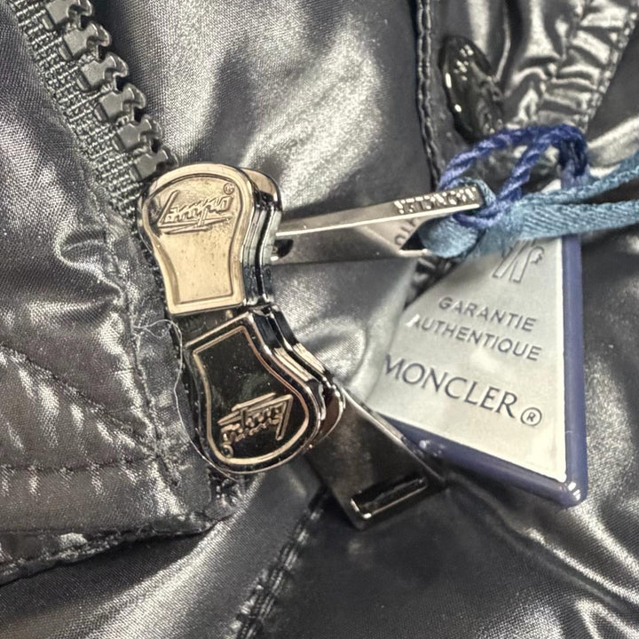 未使用品★MONCLER モンクレール 2022年製 ABBAYE フロントロゴ フード付 ZIP UP ダウンジャケット ブラック 3 正規品 レディース