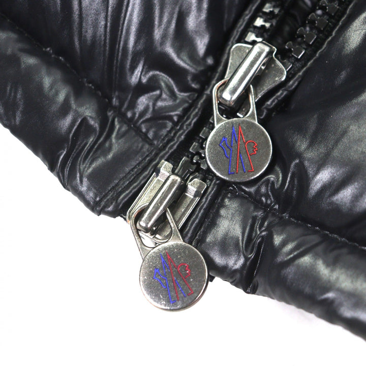 美品▼MONCLER モンクレール 24AW MAYA マヤ ロゴワッペン付 フーデッド WZIPUP ダウンジャケット ブラック 4 イタリア製 正規品 メンズ