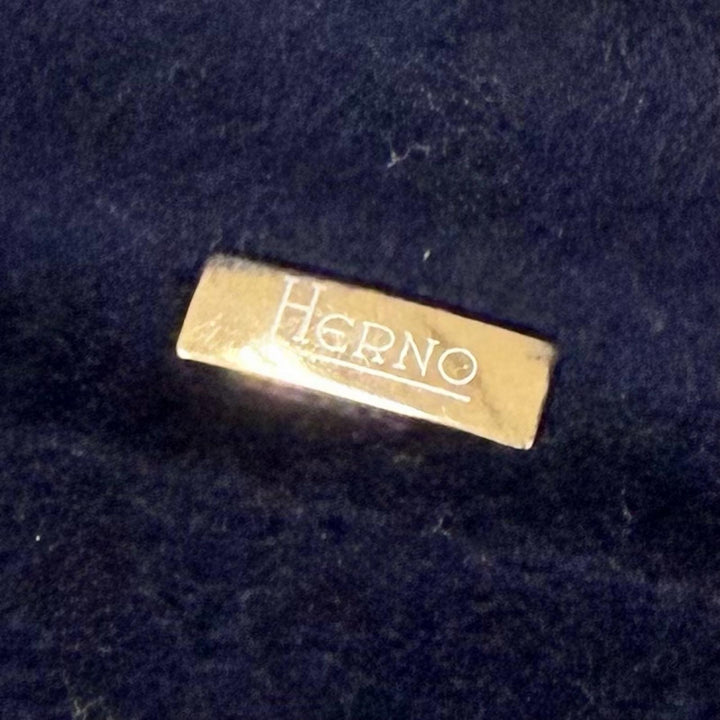 美品△Herno ヘルノ 2024年製 CA000544D ロゴプレート スタンドカラー レイヤード ウール パデッド コート ネイビー 44 伊製 レディース