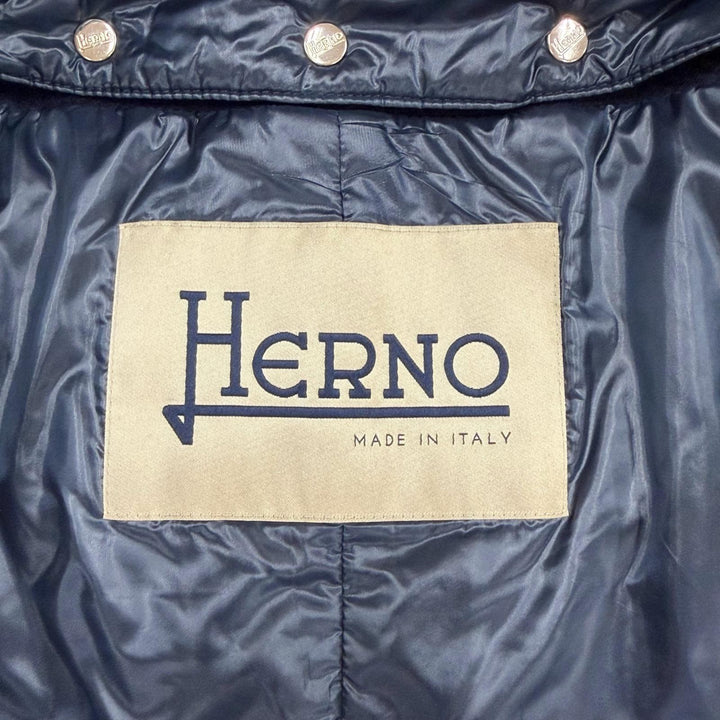 美品△Herno ヘルノ 2024年製 CA000544D ロゴプレート スタンドカラー レイヤード ウール パデッド コート ネイビー 44 伊製 レディース