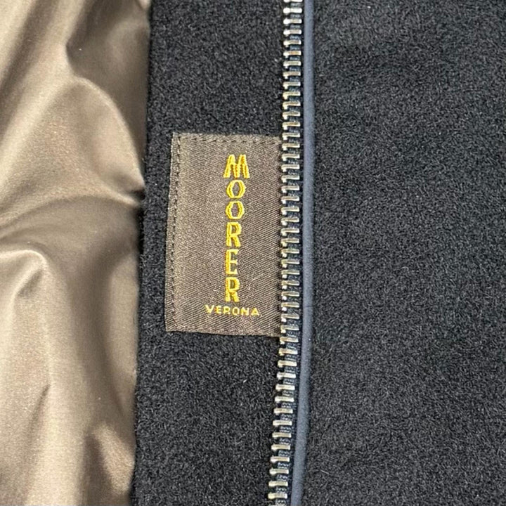 極美品★MOORER ムーレー ANGELE-LE バージンウール カシミヤ混 フード・ロゴZIP付 切替デザイン ダウンコート 紺 黒 36 ハンガー付