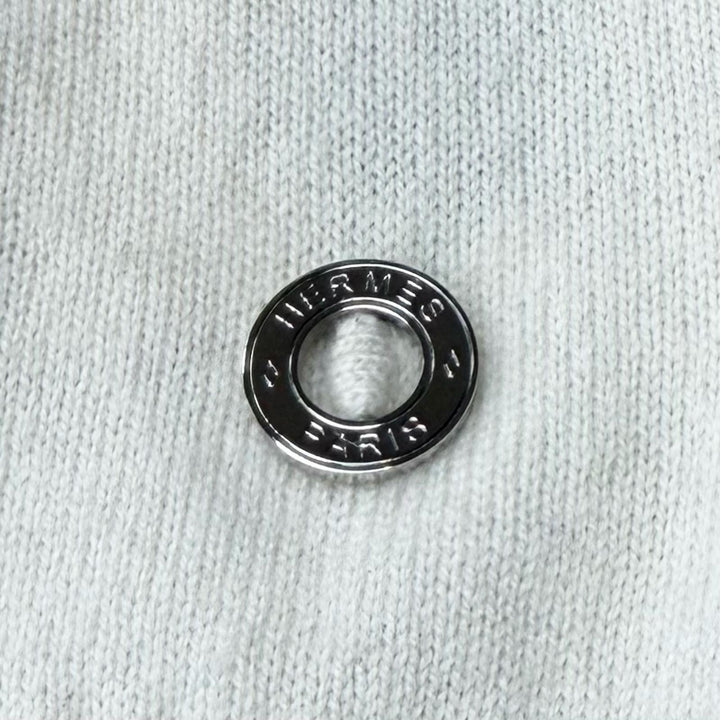 美品★HERMES エルメス 24SS 4E2600D1 カシミヤ100％ ロゴ金具付 クルーネック 半袖ニット アイボリー 38 英国製 レディース