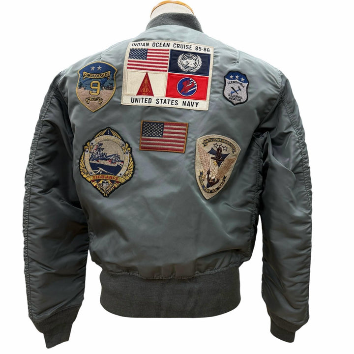 極美品▼AVIREX アヴィレックス 783-3952036 TOP GUN MA-1 CUSTOM ワッペン付き 中綿入り ZIPUP フライトジャケット スカジャン M 正規品