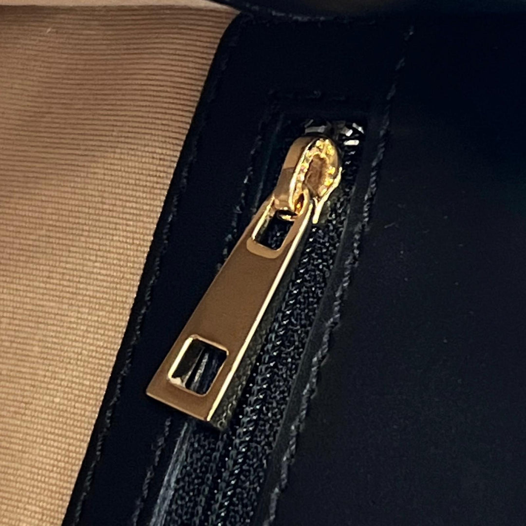 美品▲IACUCCI イアクッチ レザー 2WAY ハンドバッグ ショルダーバッグ ブラック ゴールド金具 イタリア製 レディース