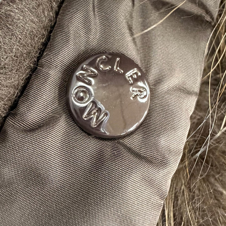 極美品◇MONCLER モンクレール GRILLON 滝沢眞規子着 レザー使い トグルボタン ラクーンファー付 ダウンジャケット 茶 0 レディース