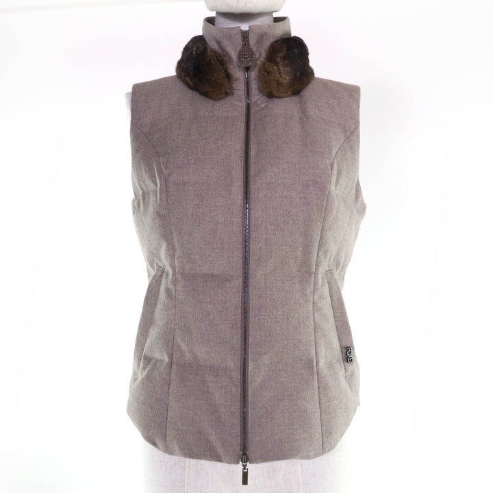 極美品☆FOXEY フォクシー 28968 ウール カシミヤ混 ロゴプレート付 襟チンチラ ZIP UP ダウンベスト ブラウン 40 正規品 レディース