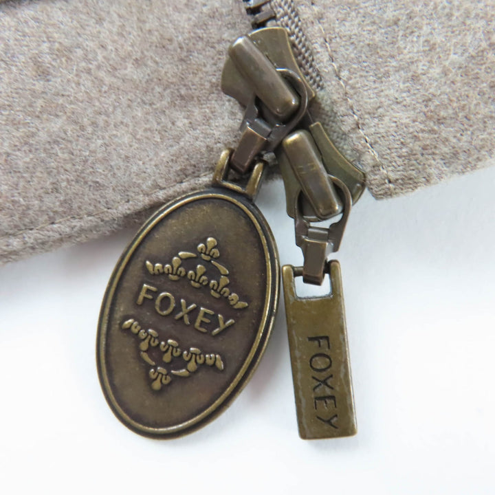 極美品☆FOXEY フォクシー 28968 ウール カシミヤ混 ロゴプレート付 襟チンチラ ZIP UP ダウンベスト ブラウン 40 正規品 レディース