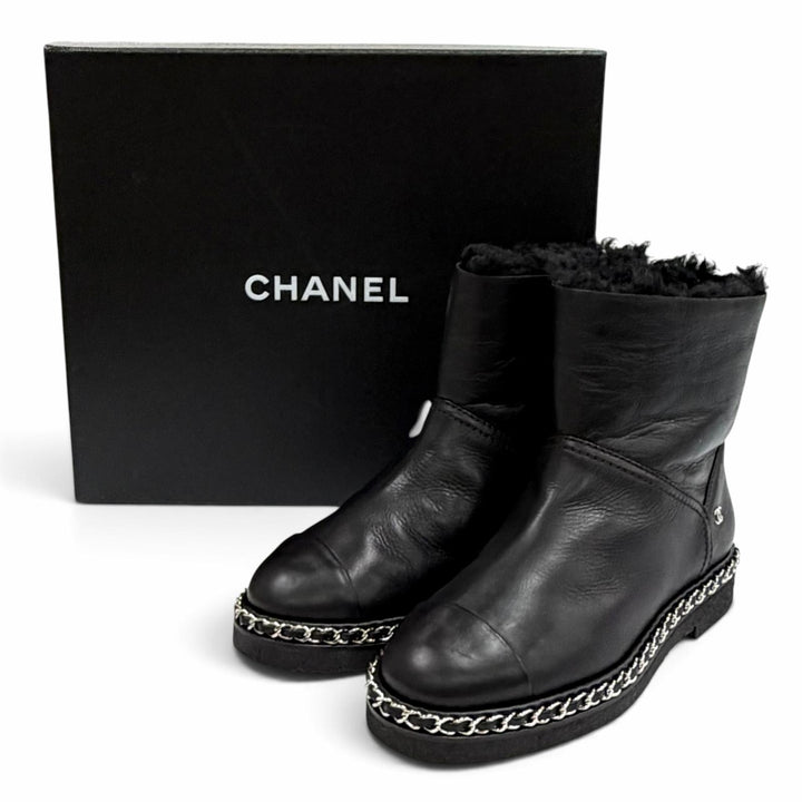 美品★CHANEL シャネル G34113 ココマーク チェーン装飾 ムートン ショートブーツ ブラック シルバー金具 35 イタリア製 レディース 箱付