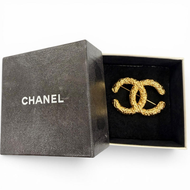美品☆CHANEL シャネル ヴィンテージ 93A ココマーク 溶岩 ブローチ アクセサリー ゴールド フランス製 レディース 箱付き