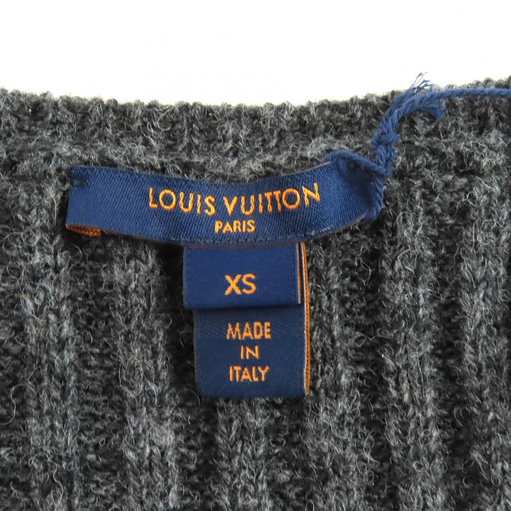極美品△LOUIS VUITTON ルイヴィトン 22AW ウール モノグラムレザータグ 変形 リブニット ドレス ワンピース チャコールグレー XS 正規品