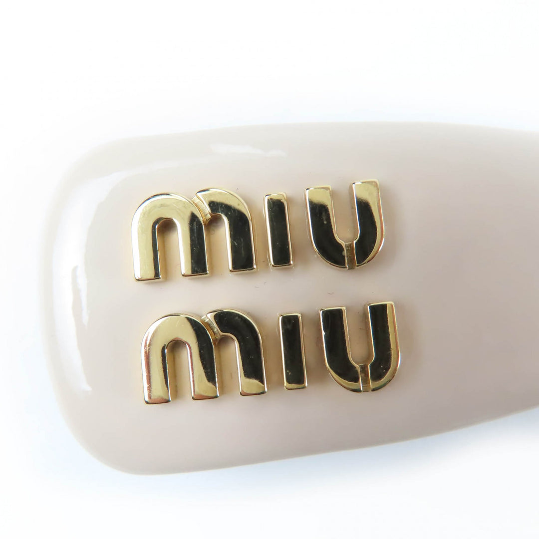 極美品☆MIUMIU ミュウミュウ 5IF092 パテントレザー ヘアクリップ ロゴ バレッタ ベージュ 箱付き レディース