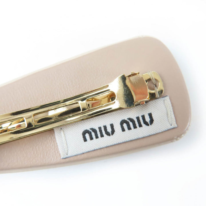 極美品☆MIUMIU ミュウミュウ 5IF092 パテントレザー ヘアクリップ ロゴ バレッタ ベージュ 箱付き レディース