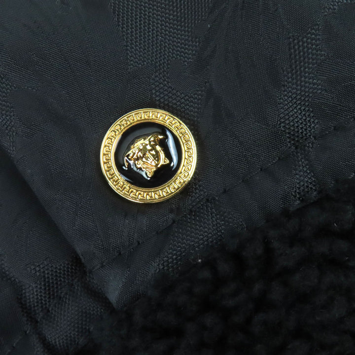 極美品△VERSACE ヴェルサーチ 2023年製 1010223 メデューサボタン 裏地ロゴ柄 ボア ブルゾン ジャケット ブラック 44 イタリア製 正規品