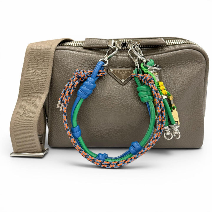 極美品△PRADA プラダ 2VH181 トライアングルロゴ トリックチャーム付 ヴィッテロダイノレザー ショルダーバッグ グレージュ イタリア製