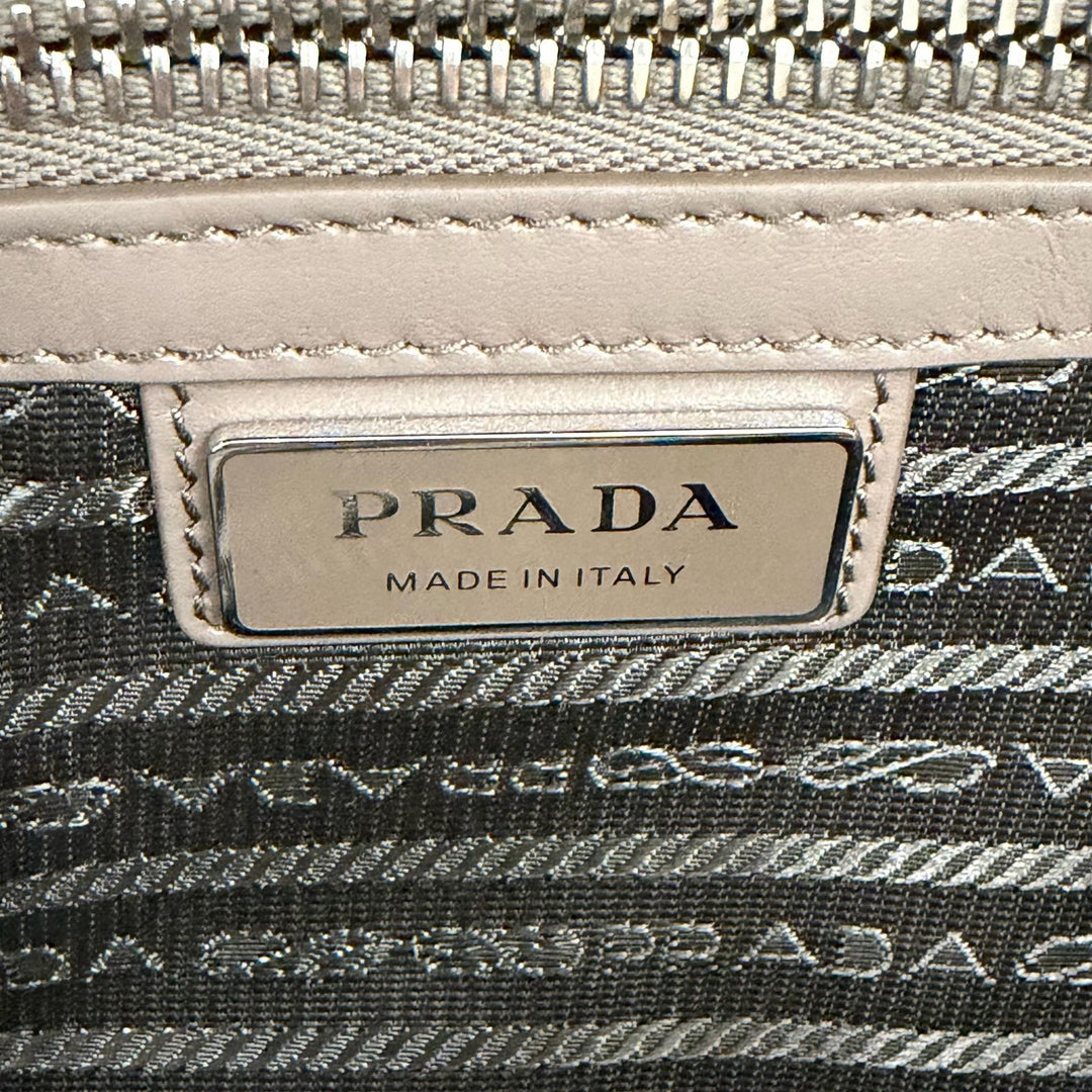 極美品△PRADA プラダ 2VH181 トライアングルロゴ トリックチャーム付 ヴィッテロダイノレザー ショルダーバッグ グレージュ イタリア製