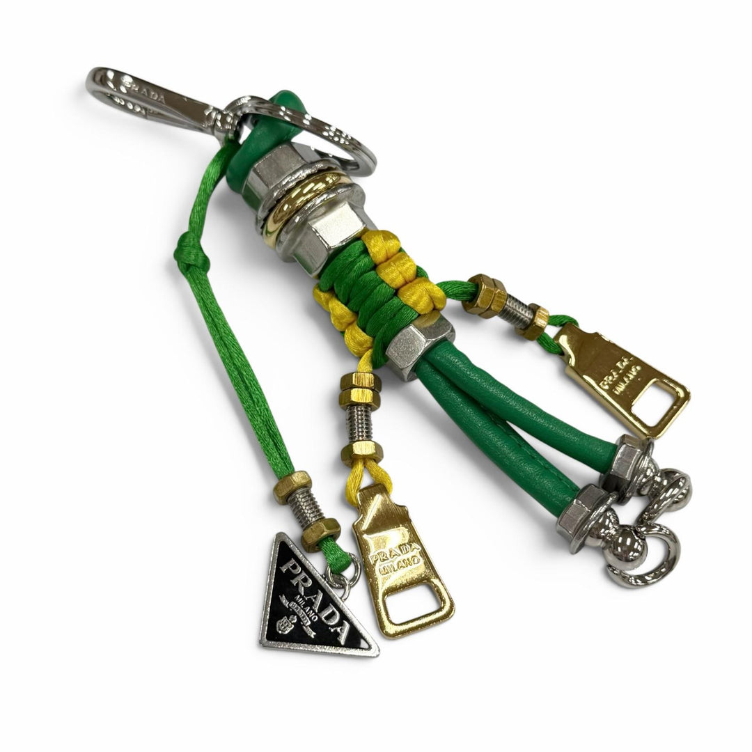 極美品△PRADA プラダ 2VH181 トライアングルロゴ トリックチャーム付 ヴィッテロダイノレザー ショルダーバッグ グレージュ イタリア製