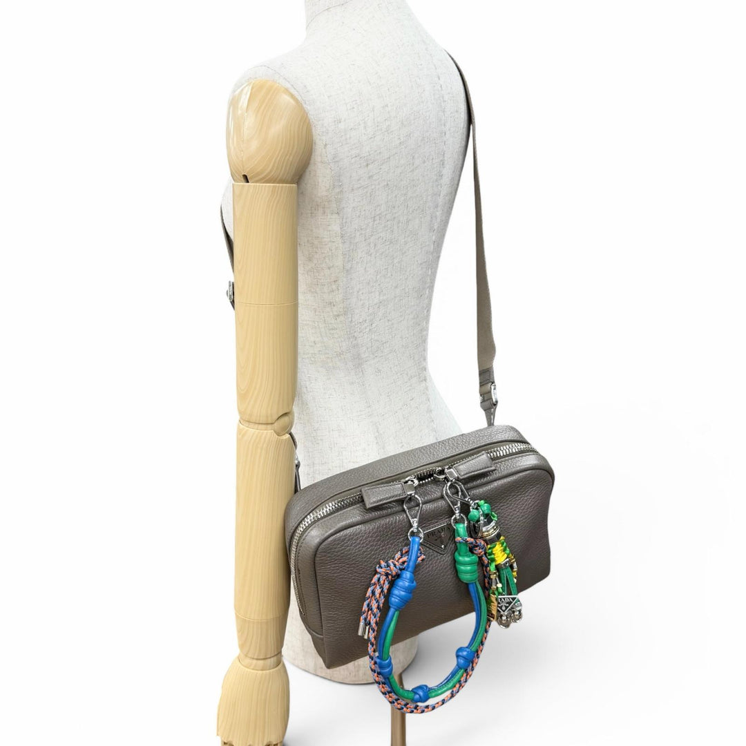 極美品△PRADA プラダ 2VH181 トライアングルロゴ トリックチャーム付 ヴィッテロダイノレザー ショルダーバッグ グレージュ イタリア製