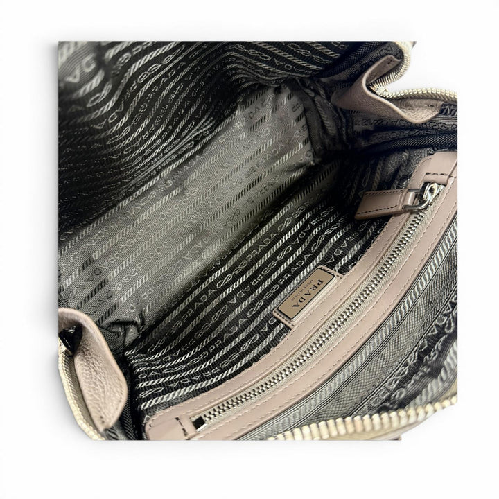 極美品△PRADA プラダ 2VH181 トライアングルロゴ トリックチャーム付 ヴィッテロダイノレザー ショルダーバッグ グレージュ イタリア製