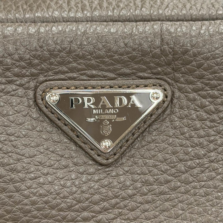 極美品△PRADA プラダ 2VH181 トライアングルロゴ トリックチャーム付 ヴィッテロダイノレザー ショルダーバッグ グレージュ イタリア製