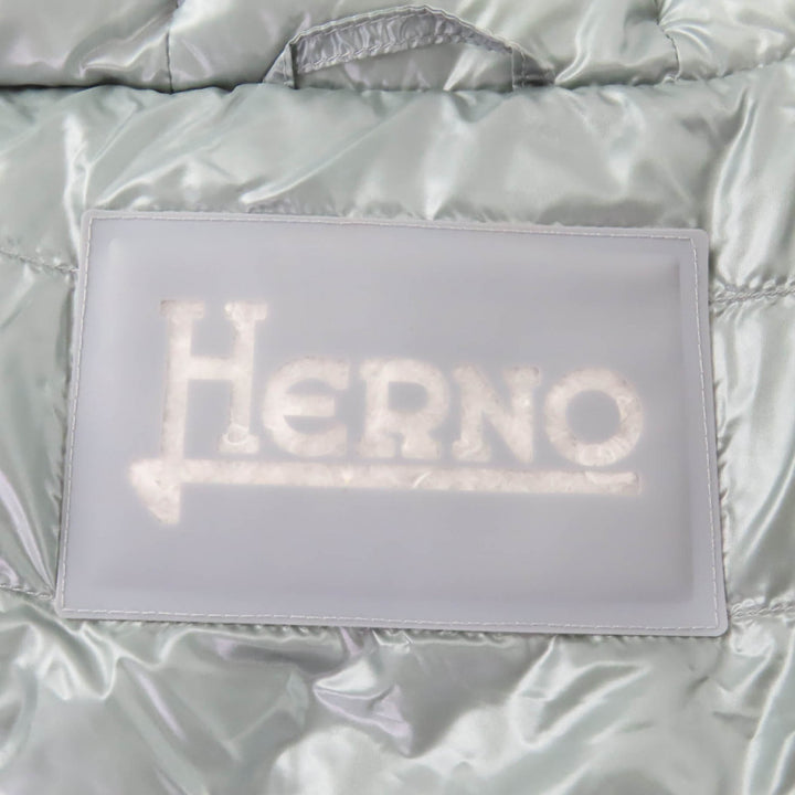 極美品☆Herno ヘルノ 2022年製 PI001687D ロゴ金具 裾デザイン フード付 ZIP UP ダウンベスト グリーン 44 正規品 レディース