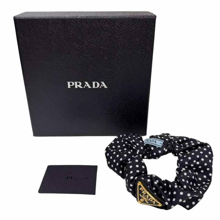 極美品★PRADA プラダ 1IF015 Re-Nylon シュシュ トライアングルロゴ ドット柄 ヘアアクセサリー ダークネイビー ホワイト 箱付