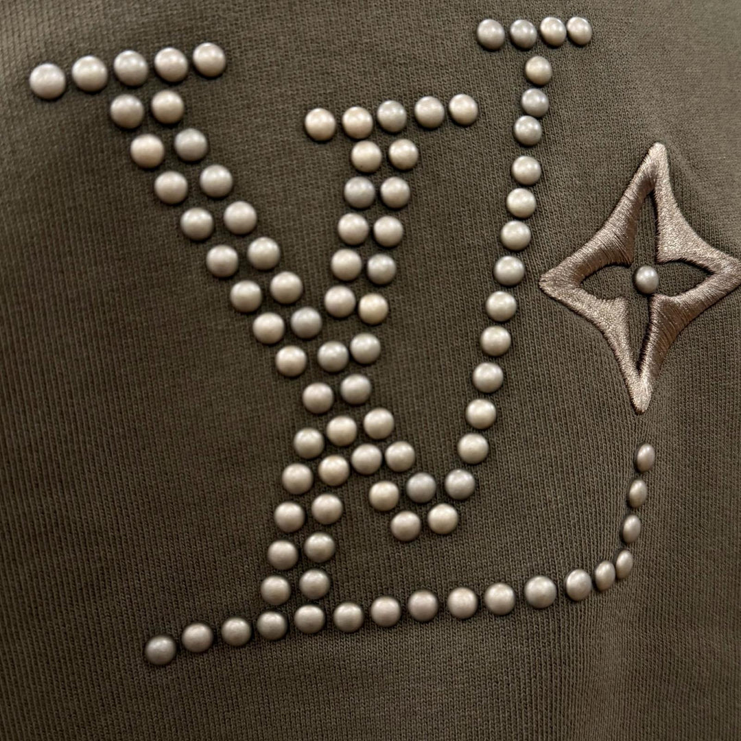 美品▼LOUIS VUITTON ルイヴィトン 24SS ロゴスタッズ 刺繍 コットン シグネチャー プルオーバー スウェット カーキ S 正規品 メンズ