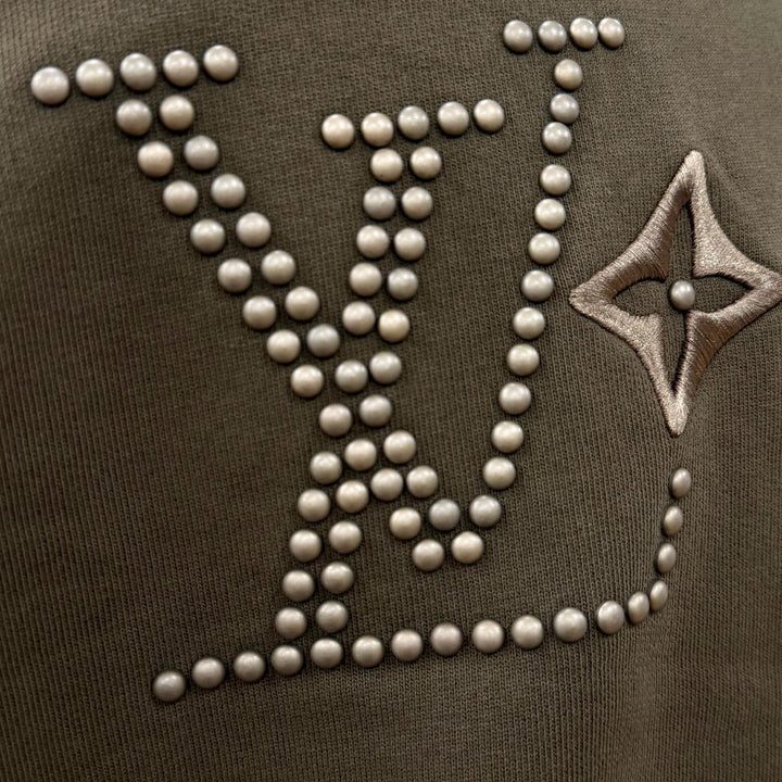 美品▼LOUIS VUITTON ルイヴィトン 24SS ロゴスタッズ 刺繍 コットン シグネチャー プルオーバー スウェット カーキ S 正規品 メンズ